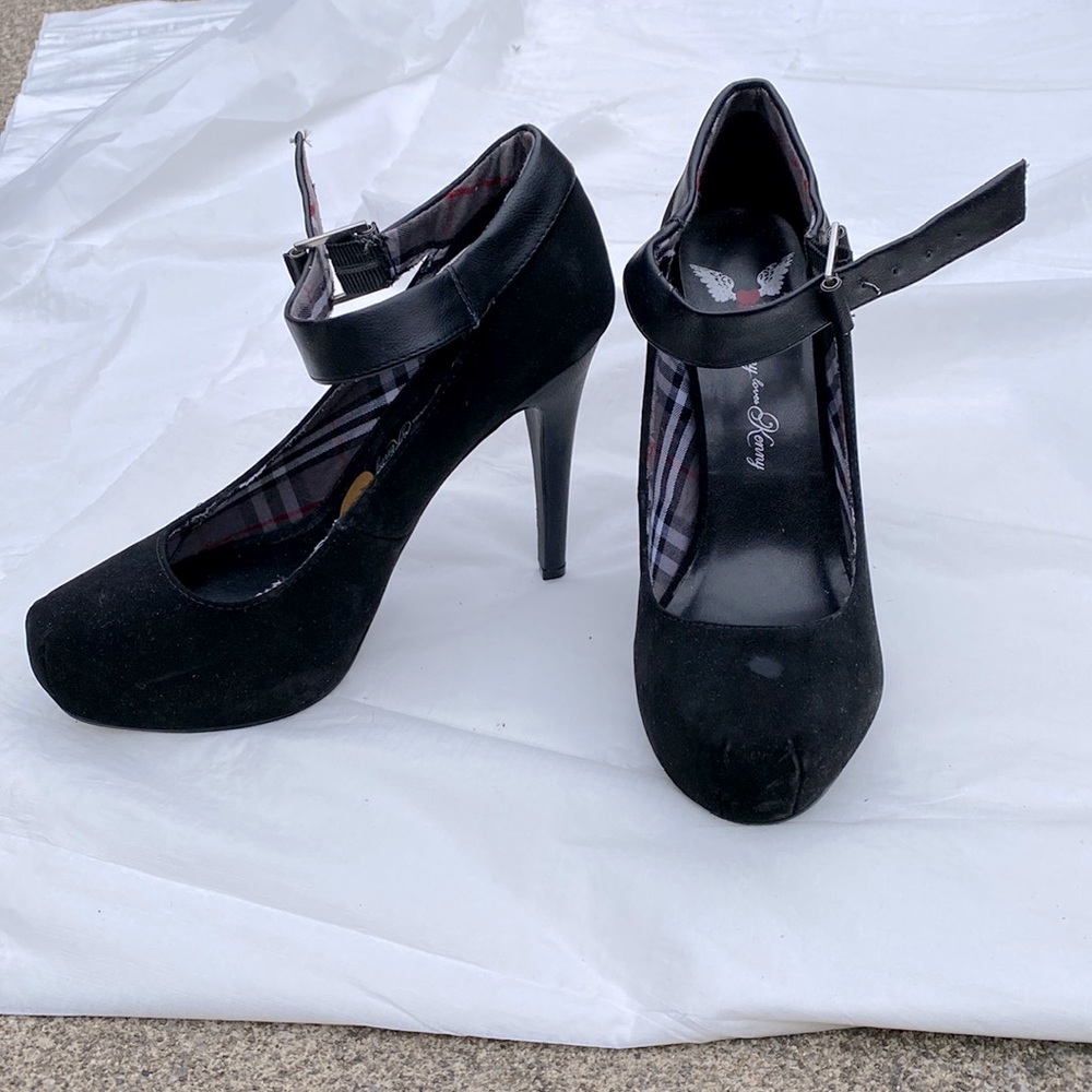 Penny loves Kenny suede heels